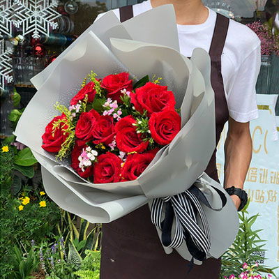 花店一束鲜花多少钱[花店里的一束花多少钱]